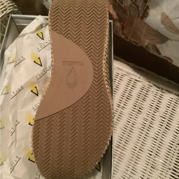 NIB VOLATILE Platform Sandal - Picture 9 of 13